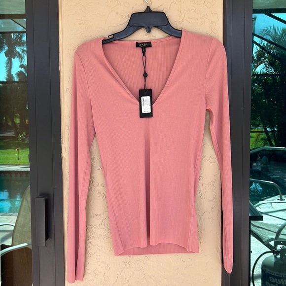 🩷 Host Pink 🩷Rag & bone beautiful v neck top. - Picture 1 of 5